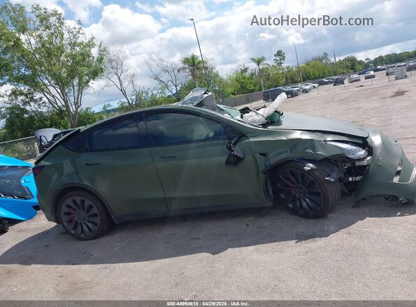 7SAYGDEF3RA311889 2024 TESLA MODEL Y Green Widok wnętrza z tyłu
