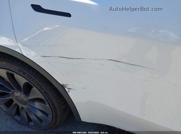 7SAYGDEF5RF049442 2024 TESLA MODEL Y White 