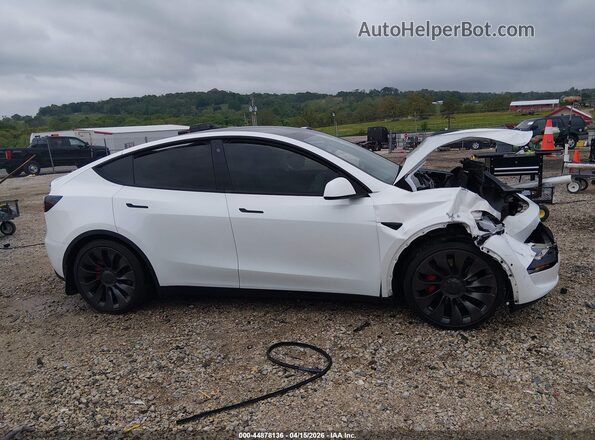 7SAYGDEF6NF312175 2022 TESLA MODEL Y White Widok wnętrza z tyłu