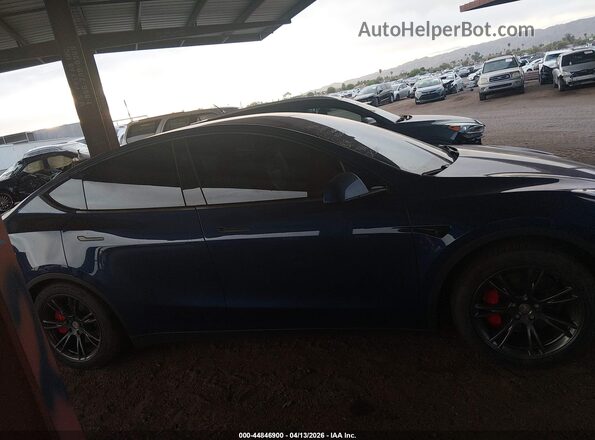 7SAYGDEF7RF063150 2024 TESLA MODEL Y Blue Widok wnętrza z tyłu