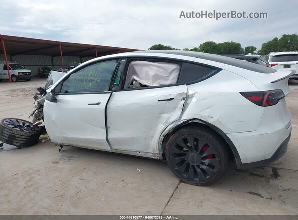 7SAYGDEF9NF453595 2022 TESLA MODEL Y White Rear interior view