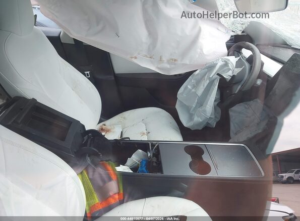 7SAYGDEF9NF453595 2022 TESLA MODEL Y White Front interior view