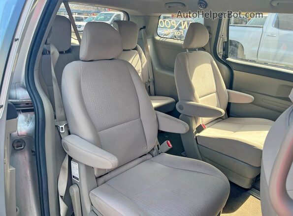 KNDMA5C1XJ6403384 2018 KIA SEDONA Серебряный Вид сзади