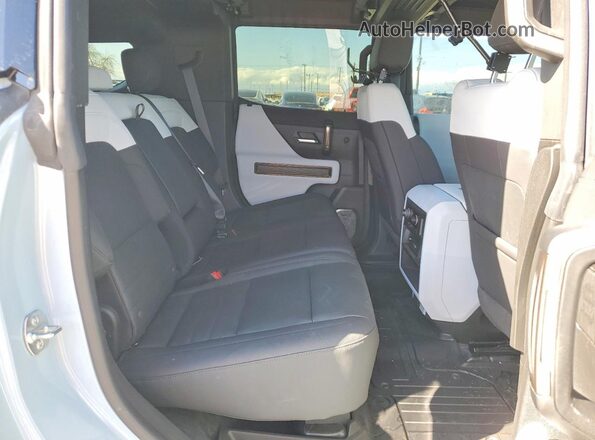 1GKB0NDE2RU104964 2024 GMC HUMMER Silver Widok komory silnika