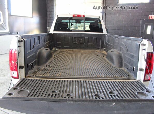 3C6JR6DT4KG506907 2019 RAM 1500 Белый Вид салона спереди