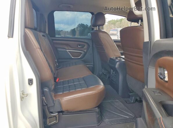 1N6BA1F28HN553155 2017 NISSAN TITAN White Widok wnętrza z tyłu