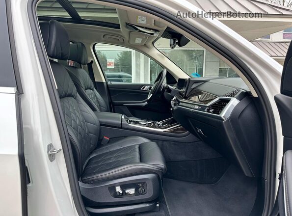 5UX23EM03R9U24321 2024 BMW X7 White Widok z tyłu