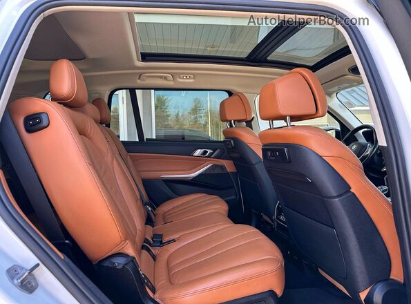 5UXCW2C59KL080798 2019 BMW X7 White Widok wnętrza z przodu