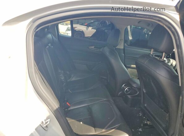 ZARFAEDN8H7528565 2017 ALFA ROMEO GIULIA Серебряный Вид задней части салона