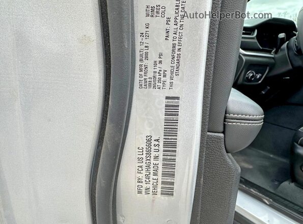1C4RJHAGXS8656063 2025 JEEP GRAND Silver Widok wnętrza z tyłu