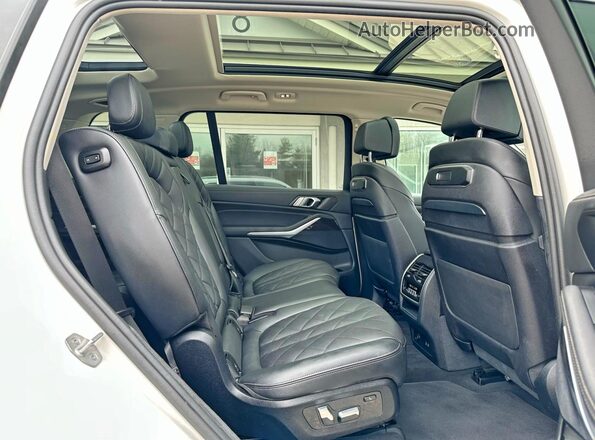 5UX23EM03R9U24321 2024 BMW X7 White Widok wnętrza z przodu