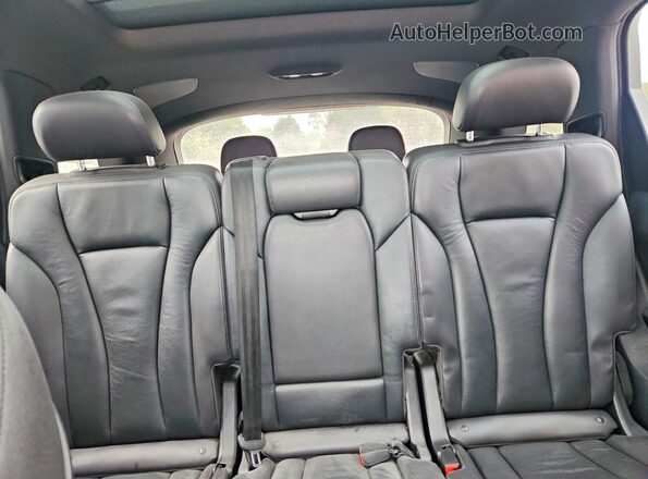 WA1LAAF77JD010033 2018 AUDI Q7 White Widok wnętrza z tyłu
