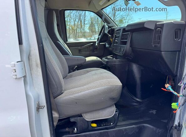 1GCZGGFF4H1263542 2017 CHEVROLET EXPRESS Белый Вид задних сидений