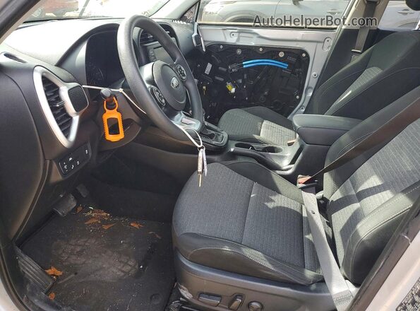 KNDJ23AU0M7794822 2021 KIA SOUL Silver Vista del salpicadero