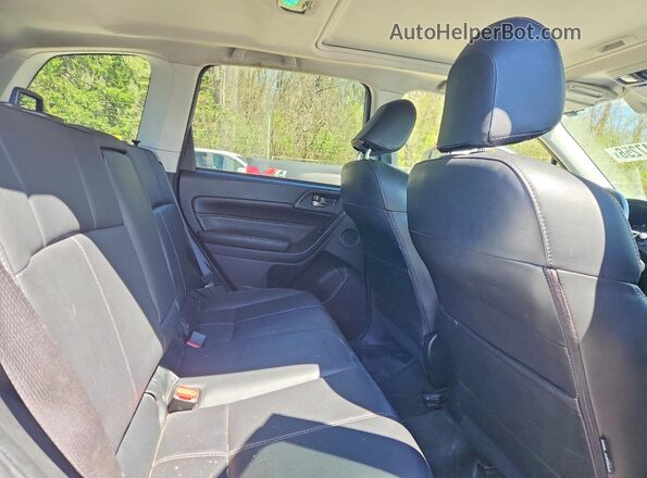 JF2SJAWC2HH427613 2017 SUBARU FORESTER 2.5I TO Серебряный Вид задней части салона