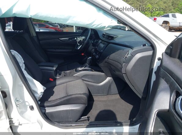 JN8AT2MT7HW153631 2017 NISSAN ROGUE White Вид салону спереду