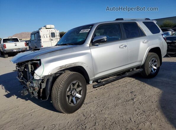 JTEBU5JR2J5585350 2018 TOYOTA 4RUNNER Silver Передня ліва чверть
