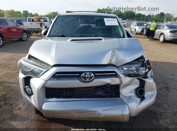 JTEBU5JR2L5778097 2020 TOYOTA 4RUNNER Silver Widok z przodu