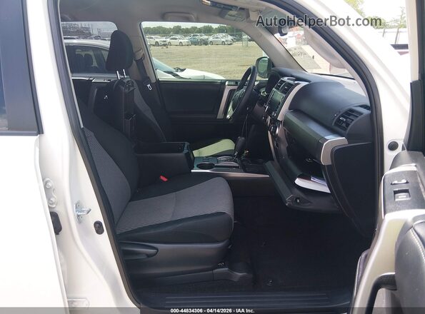 JTEEU5JR5M5245403 2021 TOYOTA 4RUNNER White Widok wnętrza z przodu