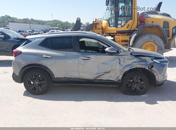 KL4AMDSL1SB041990 2025 BUICK ENCORE Серебряный Вид задней части салона