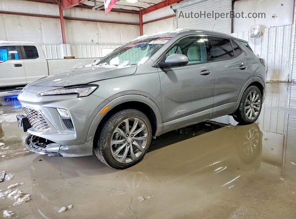 KL4AMGSL1TB056945 2026 BUICK ENCORE Gray წინა მარცხენა ხედი სამი მეოთხედიდან