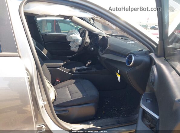 KL77LFEP1SC342943 2025 CHEVROLET TRAX Серебряный Вид салона спереди