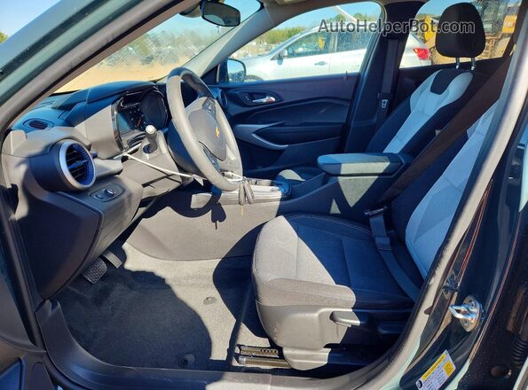 KL77LFEP8SC119086 2025 CHEVROLET TRAX Серый Вид салона спереди