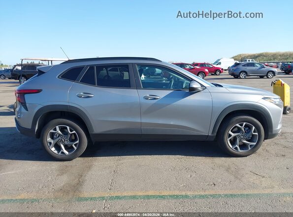 KL77LHEP1SC185913 2025 CHEVROLET TRAX Серебряный Вид задней части салона