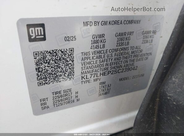 KL77LHEP2SC239042 2025 CHEVROLET TRAX White Vista del compartimento del motor