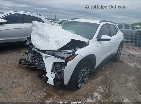 KL77LHEP2SC239042 2025 CHEVROLET TRAX White Vista tres cuartos delantera izquierda