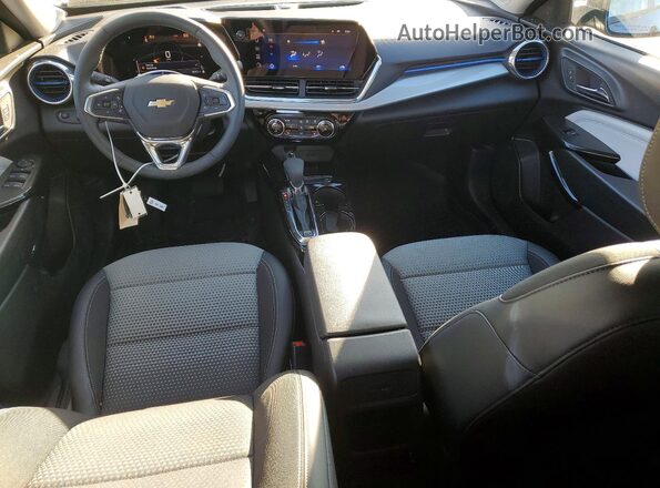 KL77LHEP2TC050084 2026 CHEVROLET TRAX Черный Вид панели приборов