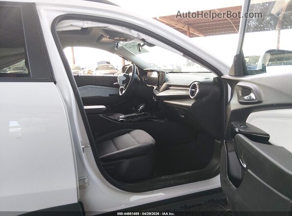 KL77LHEP7SC004491 2025 CHEVROLET TRAX Белый Вид салона спереди
