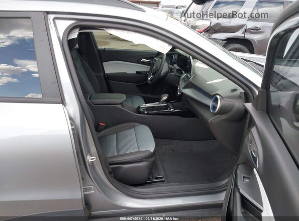 KL77LHEP7SC311529 2025 CHEVROLET TRAX Gray Widok wnętrza z przodu