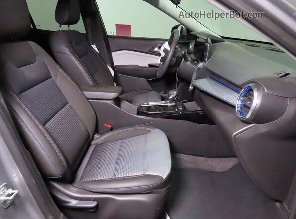 KL77LHEPXSC224689 2025 CHEVROLET TRAX Серебряный Вид спереди