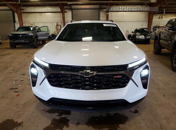 KL77LJEP3SC310935 2025 CHEVROLET TRAX White Вид спереду