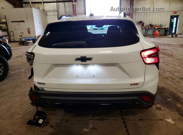 KL77LJEP3SC310935 2025 CHEVROLET TRAX White Вид ззаду