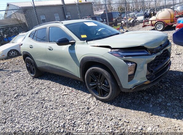 KL77LKEP0SC171210 2025 CHEVROLET TRAX Зеленый Передняя правая четверть