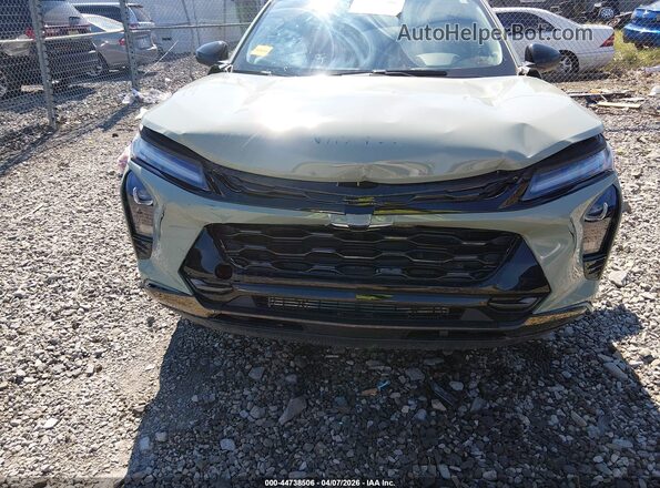 KL77LKEP0SC171210 2025 CHEVROLET TRAX Зеленый Вид спереди
