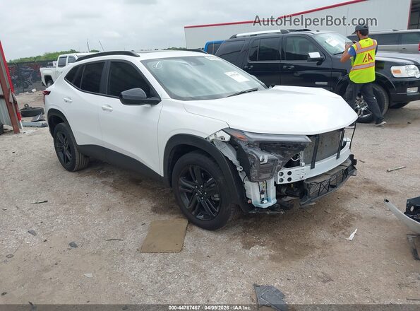 KL77LKEP7SC118116 2025 CHEVROLET TRAX Белый Передняя правая четверть