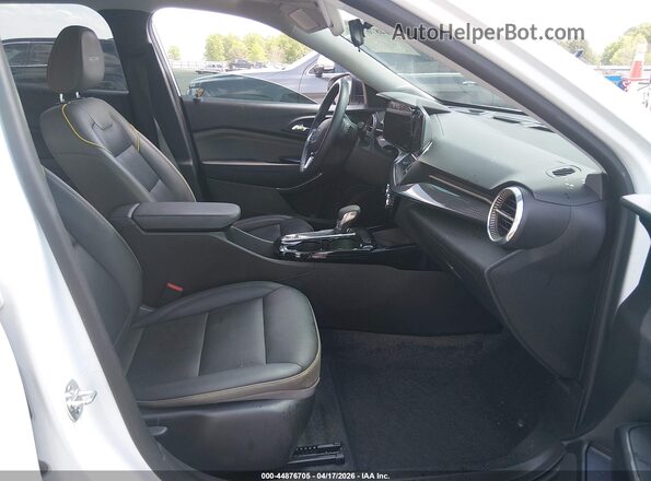 KL77LKEP9SC054032 2025 CHEVROLET TRAX White Vista interior delantera