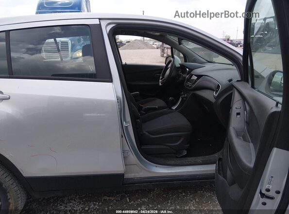 KL7CJKSB5JB622262 2018 CHEVROLET TRAX Серебряный Вид салона спереди