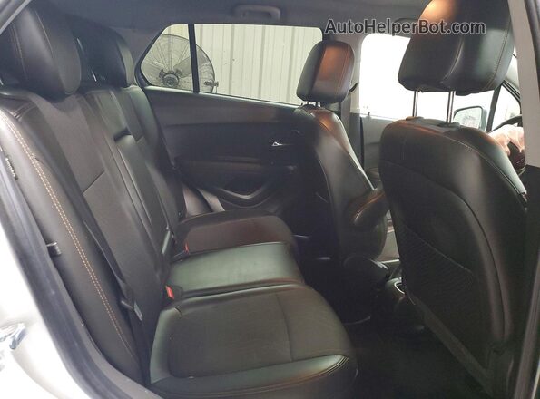 KL7CJLSB7JB634189 2018 CHEVROLET TRAX Белый Вид задних сидений