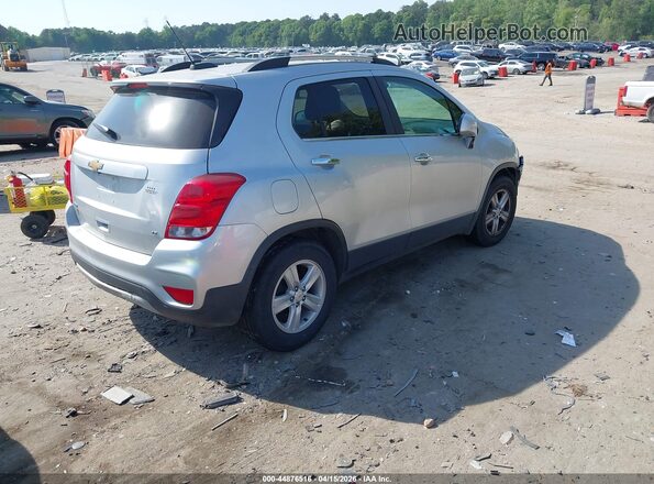 KL7CJLSB8JB599615 2018 CHEVROLET TRAX Серебряный Задняя правая четверть