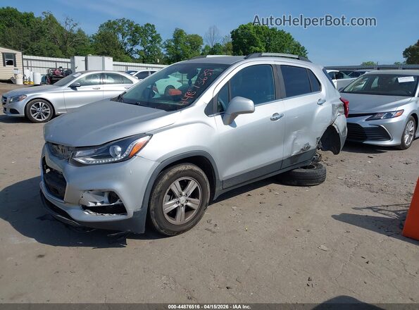 KL7CJLSB8JB599615 2018 CHEVROLET TRAX Серебряный Передняя левая четверть