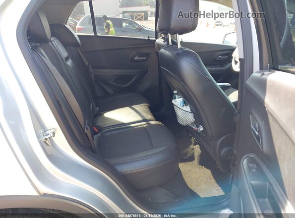 KL7CJLSB8JB599615 2018 CHEVROLET TRAX Серебряный Вид наклейки с VIN-кодом