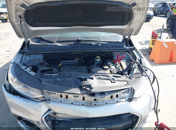 KL7CJLSB8JB599615 2018 CHEVROLET TRAX Серебряный Вид сзади