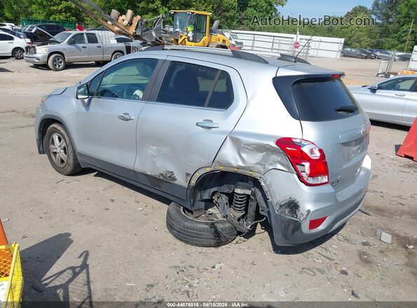 KL7CJLSB8JB599615 2018 CHEVROLET TRAX Серебряный Задняя левая четверть