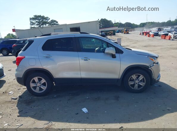 KL7CJLSB8JB599615 2018 CHEVROLET TRAX Серебряный Вид задней части салона