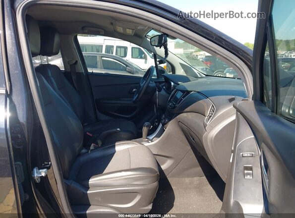 KL7CJLSM7NB528591 2022 CHEVROLET TRAX Черный Вид салона спереди