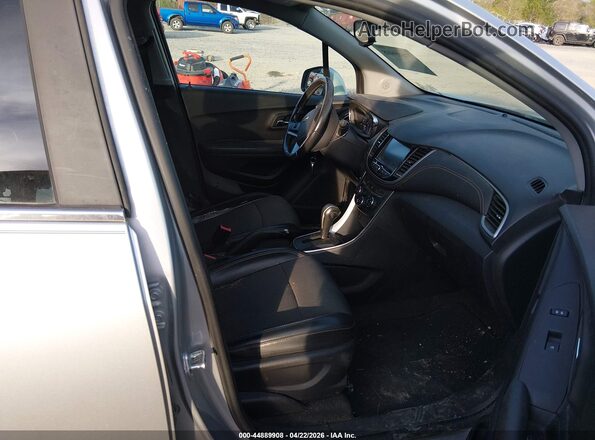 KL7CJPSB0HB104440 2017 CHEVROLET TRAX Серебряный Вид салона спереди